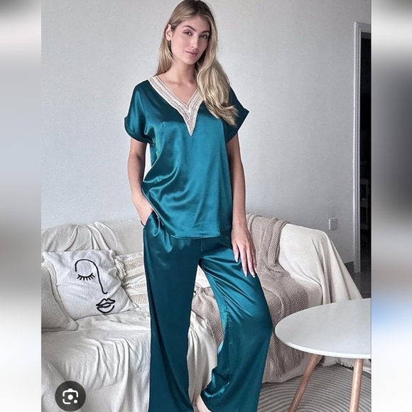 Silky Soft Satin Set - Picture 3 of 3